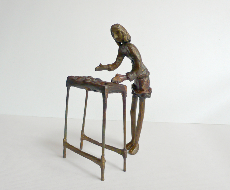 Elegir fruta (Serie Infinitivos) |Escultura de Ana Valenciano | Compra arte en Flecha.es