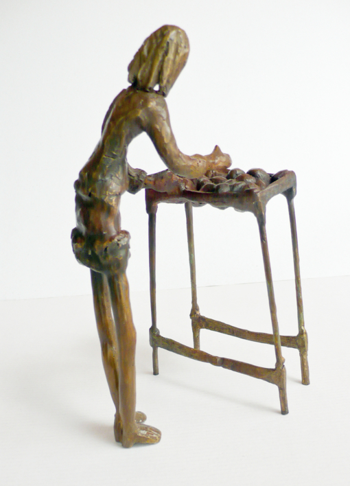 Elegir fruta (Serie Infinitivos) | Escultura de Ana Valenciano | Compra arte en Flecha.es