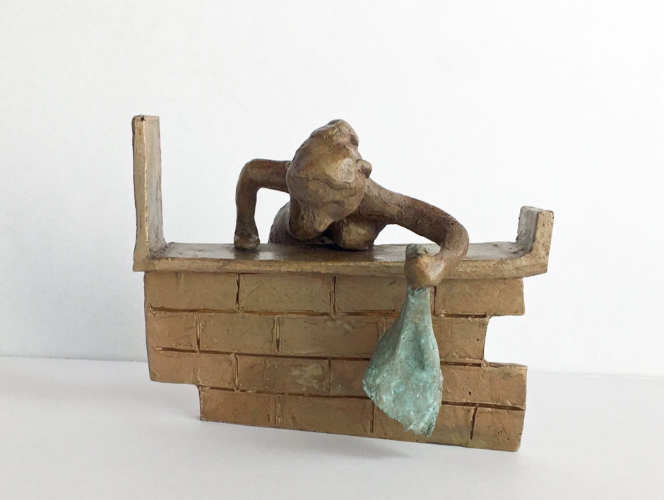 SERIE VENTANAS. LA QUE SACUDE EL TRAPO DEL POLVO | Escultura de Ana Valenciano | Compra arte en Flecha.es