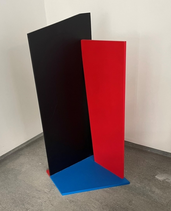 EQUILIBRIO EN ROJO NEGRO Y AZUL | Escultura de Federico Echevarria Sainz | Compra arte en Flecha.es