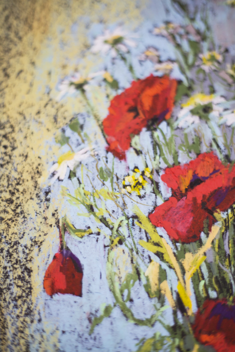 SUMMER BOUQUET WITH POPPIES AND CAMOMILES. CONTRAST INTERIOR STILL LIFE WITH FLOWERS ON BLACK BACKGROUND | Pintura de Sasha Romm Art | Compra arte en Flecha.es