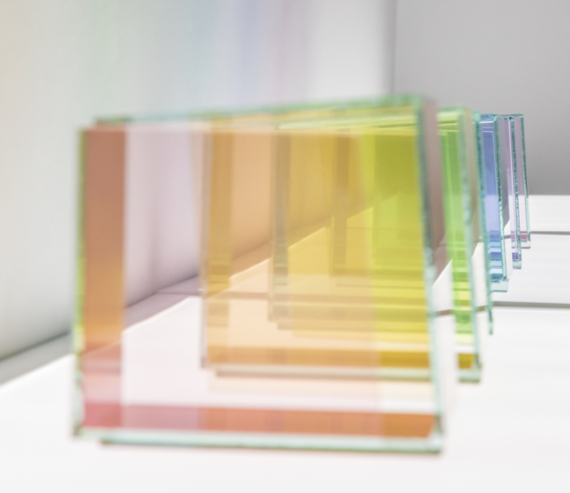 Homenaje al cubo. Conjunto de 20 esculturas sobre balda de luz. | Escultura de Mario Valdés | Compra arte en Flecha.es