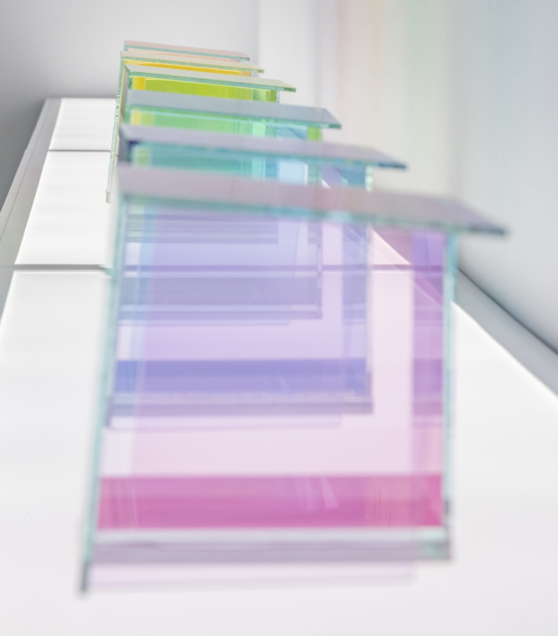 Homenaje al cubo. Conjunto de 20 esculturas sobre balda de luz. | Escultura de Mario Valdés | Compra arte en Flecha.es