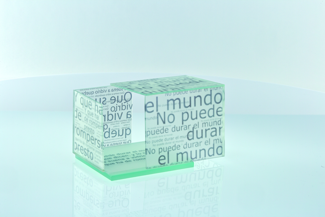 Homenaje al cubo. Conjunto de 20 esculturas sobre balda de luz. | Escultura de Mario Valdés | Compra arte en Flecha.es