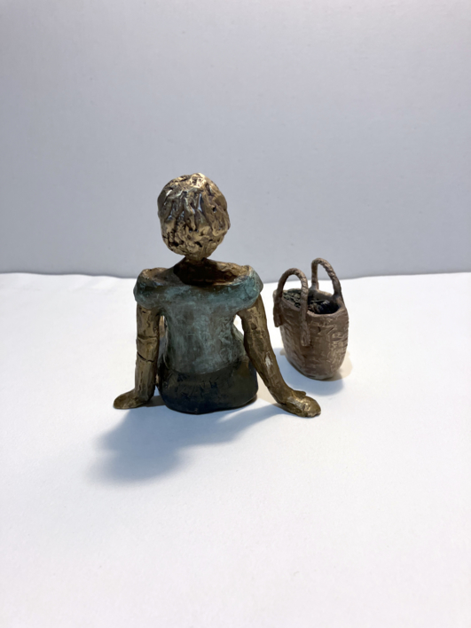 Mujer y bolso | Escultura de Ana Valenciano | Compra arte en Flecha.es