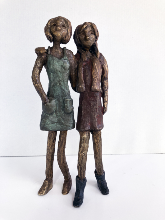 Dos amigas |Escultura de Ana Valenciano | Compra arte en Flecha.es