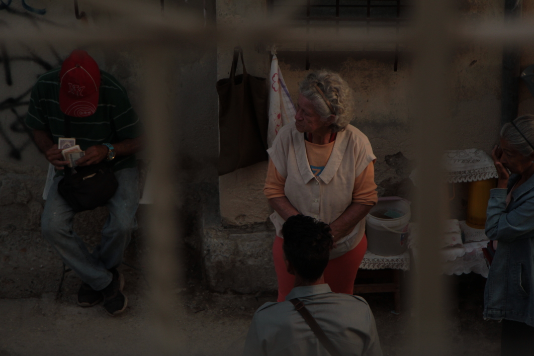 Un balcón en La Habana |Fotografía de Luca Di Pietro | Compra arte en Flecha.es