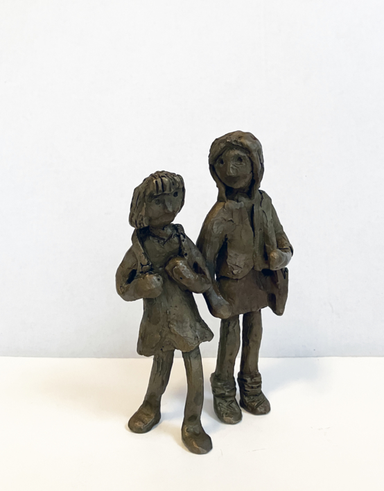 ¿Me puedes pasar los deberes? Serie Grupo de chavales |Escultura de Ana Valenciano | Compra arte en Flecha.es