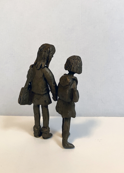 ¿Me puedes pasar los deberes? Serie Grupo de chavales | Escultura de Ana Valenciano | Compra arte en Flecha.es