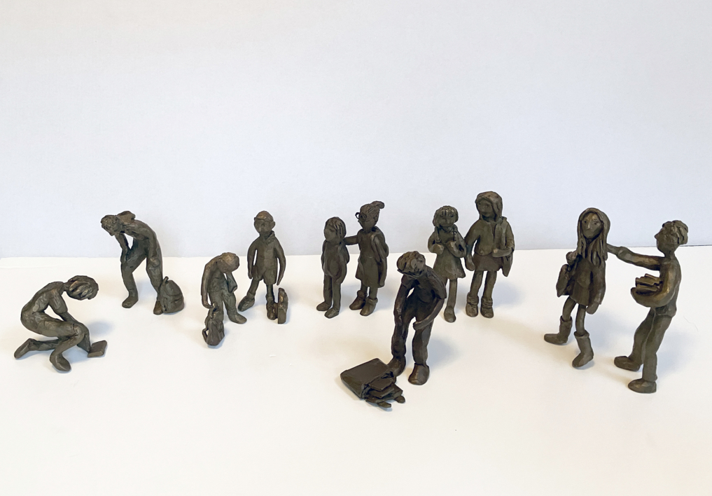 ¿Me puedes pasar los deberes? Serie Grupo de chavales | Escultura de Ana Valenciano | Compra arte en Flecha.es