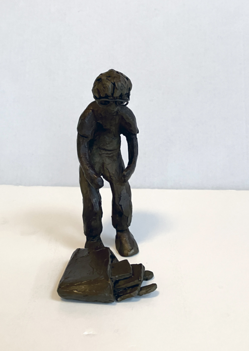 Se le ha abierto la cartera. Serie Grupo de chavales |Escultura de Ana Valenciano | Compra arte en Flecha.es