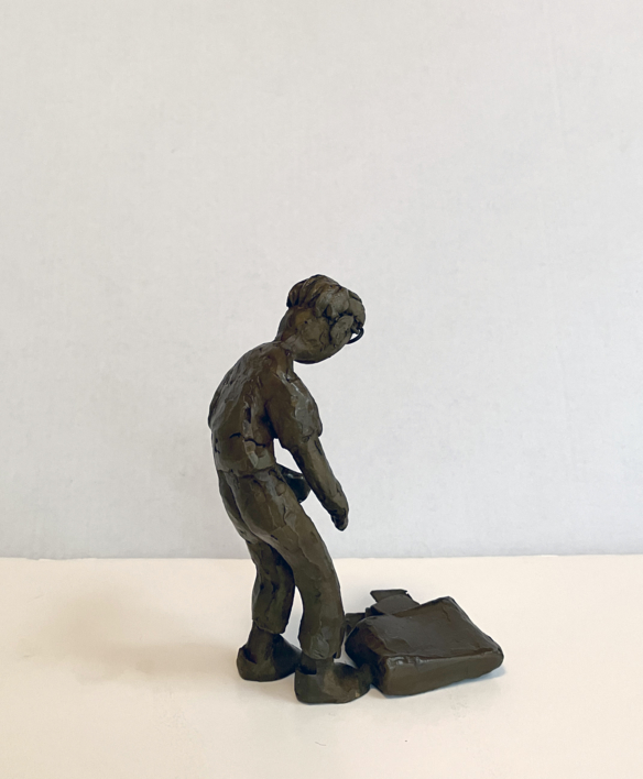 Se le ha abierto la cartera. Serie Grupo de chavales | Escultura de Ana Valenciano | Compra arte en Flecha.es