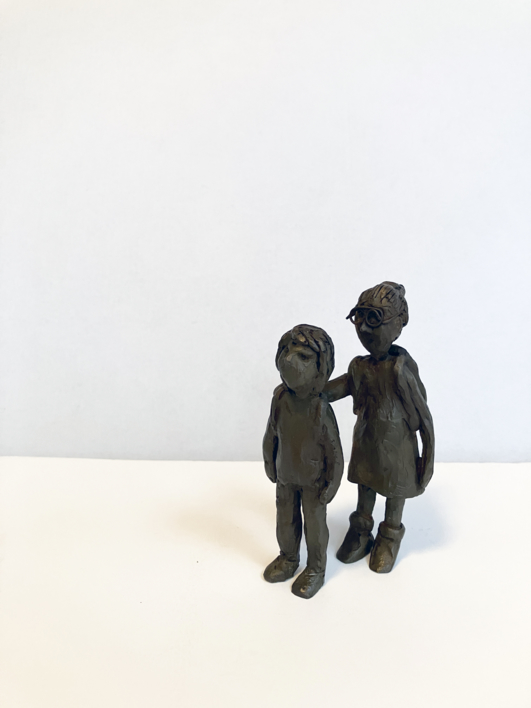 Las hermanas. Serie Grupo de chavales |Escultura de Ana Valenciano | Compra arte en Flecha.es