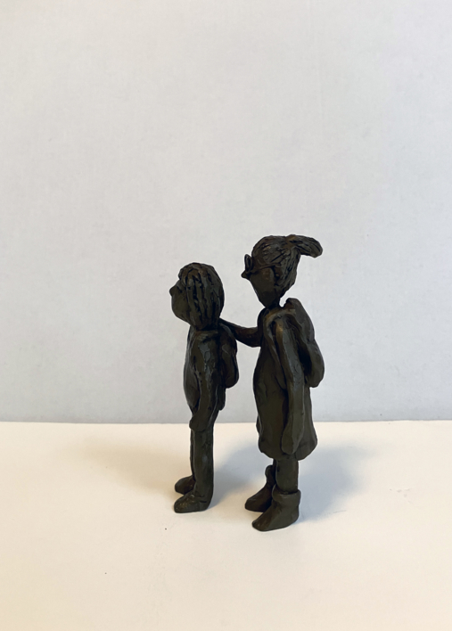 Las hermanas. Serie Grupo de chavales | Escultura de Ana Valenciano | Compra arte en Flecha.es