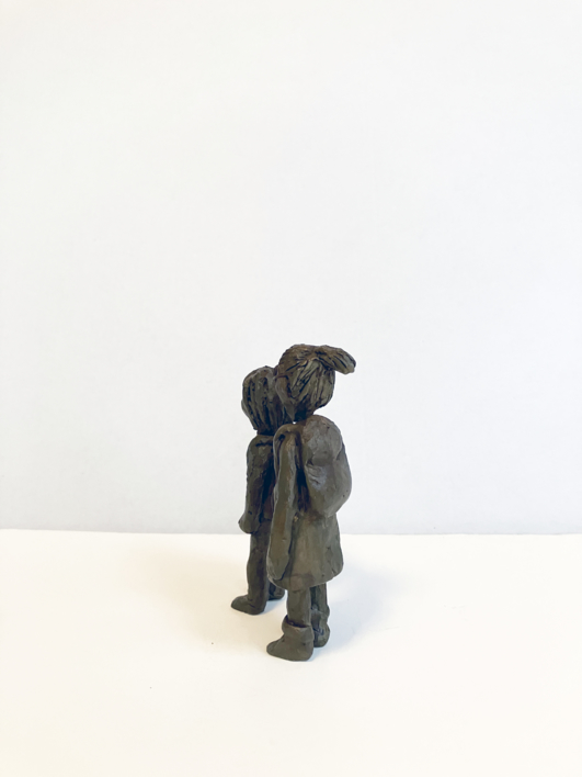 Las hermanas. Serie Grupo de chavales | Escultura de Ana Valenciano | Compra arte en Flecha.es