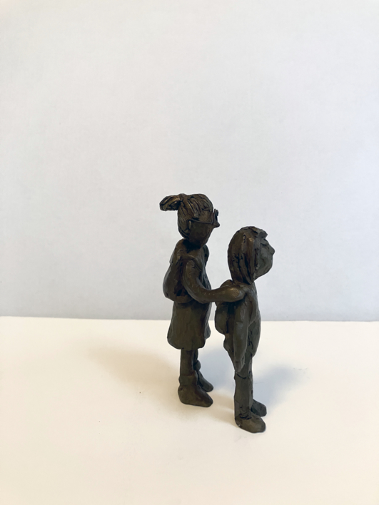 Las hermanas. Serie Grupo de chavales | Escultura de Ana Valenciano | Compra arte en Flecha.es