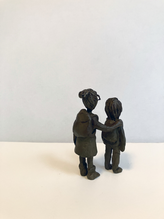 Las hermanas. Serie Grupo de chavales | Escultura de Ana Valenciano | Compra arte en Flecha.es