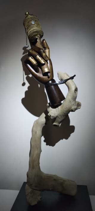 Mano que reza por los ausentes |Escultura de Javier Machado | Compra arte en Flecha.es