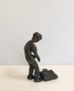 Se le ha abierto la cartera. Serie Grupo de chavales | Escultura de Ana Valenciano | Compra arte en Flecha.es