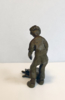 Se le ha abierto la cartera. Serie Grupo de chavales | Escultura de Ana Valenciano | Compra arte en Flecha.es