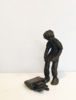 Se le ha abierto la cartera. Serie Grupo de chavales | Escultura de Ana Valenciano | Compra arte en Flecha.es